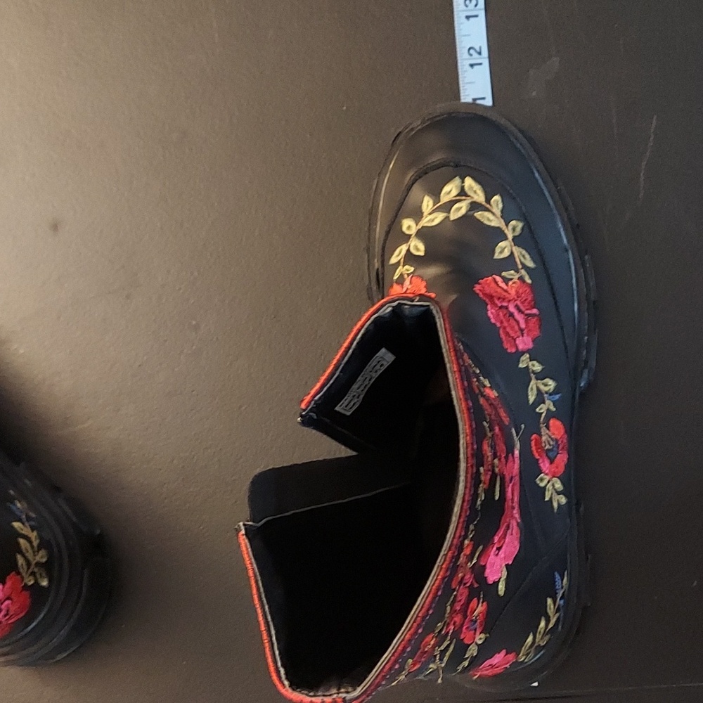 Farm Rio Rose Embroidered lug sole boots black and pink floral size 7.5 - Picture 12 of 14